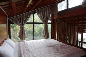 三岛县Samma Stay Tam Đảo的一间卧室设有一张大床和大窗户