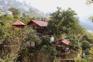 三岛县Samma Stay Tam Đảo的山丘上树木丛生的房屋