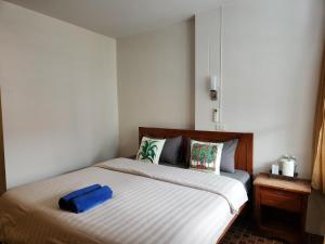 哈林海滩Petit Suncliff Resort的一间卧室,配有一张蓝色袋子的床