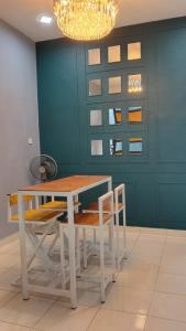 加央MAS'homestay perlis的一间带桌椅和吊灯的用餐室
