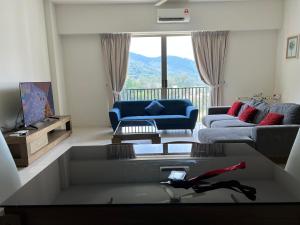 峇都丁宜By The Sea - UBTS SMART ENTERPRISE的客厅配有沙发和桌子