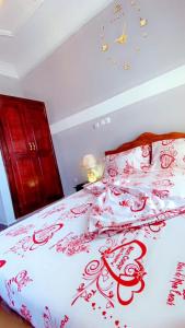 杜阿拉RAMS ENG ROME appartement meublé的一张红色和白色的被子