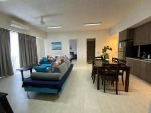 峇都丁宜By The Sea - UBTS SMART ENTERPRISE的带沙发的客厅和用餐室