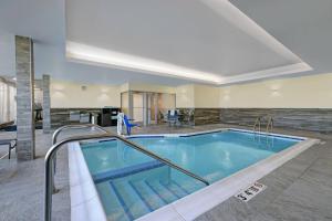 布鲁克菲尔德Fairfield Inn & Suites by Marriott Milwaukee Brookfield的一座位于酒店客房内的大型室内游泳池