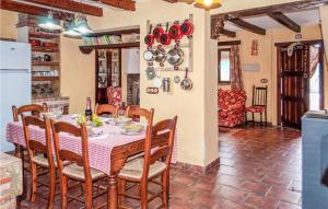Arenas del ReyAlojamiento Rural El Chico的厨房以及带桌椅的用餐室。