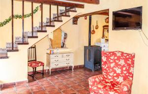 Arenas del ReyAlojamiento Rural El Chico的带沙发和电视的客厅以及楼梯。