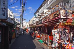 东京Hotel RIO新宿的亚洲城市的街道,有商店