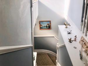 桑当Coastal Hideaway的墙上设有楼梯和玩具飞机的走廊