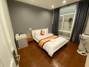 胡志明市Phú Gia Hotel的一间小卧室,配有床和窗户
