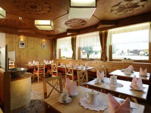 索尔登Vizensn Living的餐厅设有木桌、椅子和窗户。