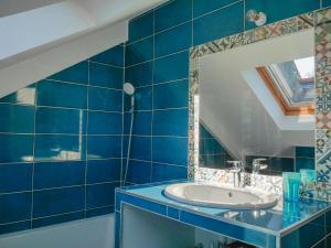 索宗Maison Sauzon, 5 pièces, 8 personnes - FR-1-418-201的蓝色的浴室设有水槽和镜子