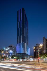 台北索拉利亚西铁饭店台北西门的城市的一座高大的玻璃建筑