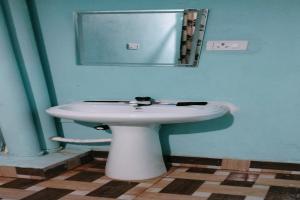 巴特那SPOT ON Pushpanjali Guest House的浴室设有白色水槽和镜子