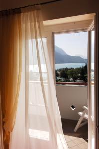 莫尔韦诺Hotel Lido - green & slow life的客房设有海景窗户。