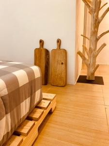 拜县Pai Casita的一间卧室配有床和一些木制物品