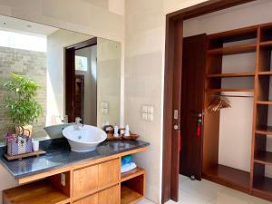 坎古Oshan Villas Bali的一间带水槽和镜子的浴室