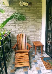 波特尔堡Home Bliss Hotel- Fort portal Uganda的木椅和门廊上的长凳