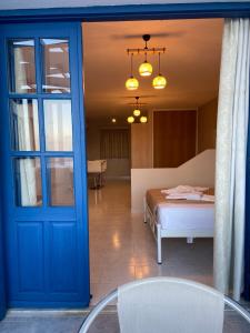 阿莫皮Ardani Bay Studios的通往卧室的蓝色门