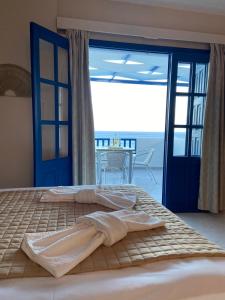 阿莫皮Ardani Bay Studios的一间卧室设有一张床,享有海景