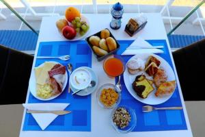 阿尔塔维拉米利恰Hotel Sporting Club的一张桌子,上面放着食物和水果盘