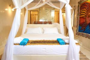 瓦塔穆Alawi Home的一间卧室配有一张带天蓬的床