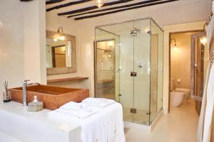 瓦塔穆Alawi Home的一间带玻璃淋浴和水槽的浴室