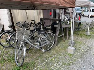 白马村白马诺利共享旅馆的停在帐篷下的一群自行车