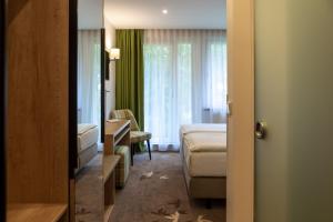 巴特尚道Hotel garni Grundmühle的酒店客房 - 带一间卧室和一张床