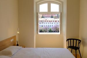 里斯本Liberator Rossio的一间卧室设有一张床和一个窗口