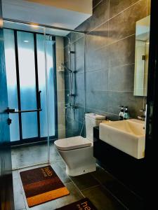努沙再也Am almas suite studio的浴室配有卫生间、盥洗盆和淋浴。