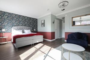 韦斯特罗斯阿卡德酒店的一间卧室配有一张床、一把椅子和一张桌子