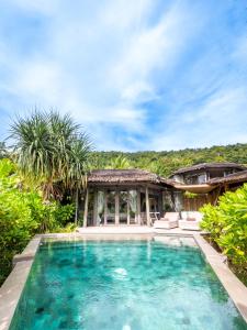 阁遥岛TreeHouse Villas - Adults Only的房屋前游泳池的图像