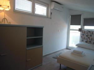 布雷拉Riva Brela SP-small loft的一间小卧室,配有床和窗户