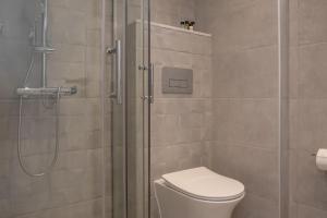 凯法洛斯Aegean Eyes 3bd House Βy the Sea的带淋浴、卫生间和淋浴的浴室