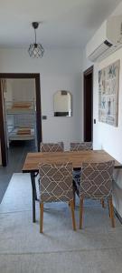 奥尔塔贾Oxford Apart Otel的客厅配有一张木桌和椅子