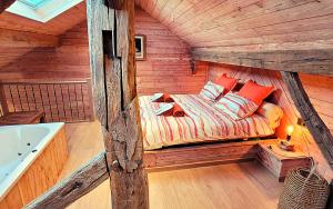 MormontLes Monts d'Aisne的小木屋内的卧室配有一张床和浴缸