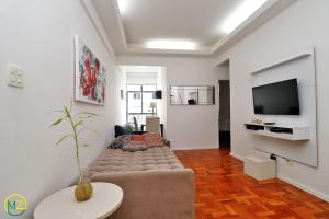 里约热内卢Confortavel 2 quartos no coração de Ipanema的带沙发和电视的客厅