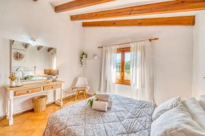 波连斯萨Ideal Property Mallorca - Can Carabassot的白色卧室配有床和书桌
