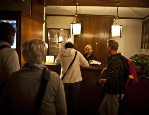 可利镇葡萄干宾馆酒店的一群人站在酒吧的柜台旁