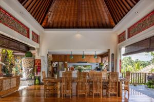 吉安雅Villa Lembah Damai by Pramana Villas的一间带桌椅的用餐室