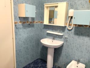 乌马格Apartment Danica 356的一间带水槽和镜子的浴室