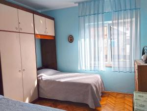 乌马格Apartment Danica 356的一间小卧室,配有床和窗户