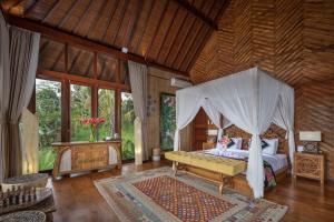吉安雅Villa Lembah Damai by Pramana Villas的一间卧室,卧室内配有一张天蓬床