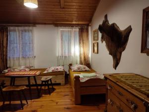 KrempnaHajstra的一间卧室配有两张床、一张桌子和一张桌子