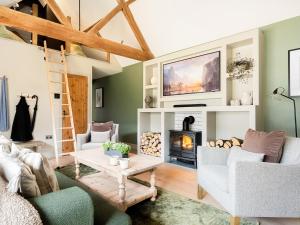 BramleyLantern Lodge的客厅设有绿色的墙壁和壁炉