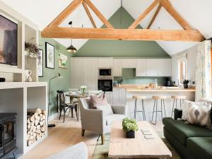 BramleyLantern Lodge的厨房和带绿色天花板的客厅