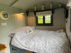 巴特尔Greatwood Shepherds Hut的一间小房间的卧室,配有一张床铺