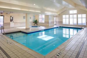 惠特比Residence Inn by Marriott Whitby的大楼里一个蓝色的大泳池