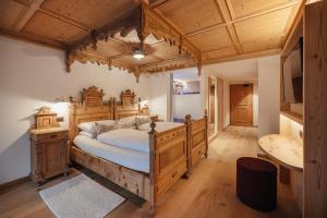 拉瓦莱珀斯塔佩蒂鲁亚酒店的一间卧室设有一张大床和木制天花板