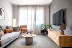 巴塞罗那Arrivo Apartments的带沙发和电视的客厅